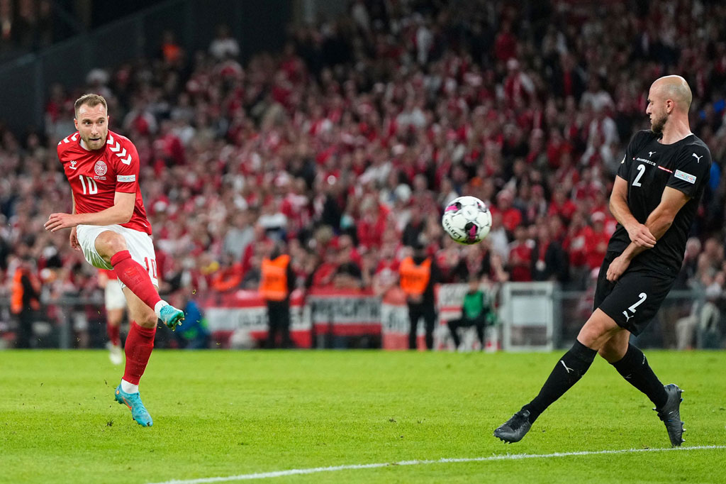 Gelandang Denmark Christian Eriksen menerima tepuk tangan meriah ketika masuk lapangan pada babak kedua setahun setelah ambruk di lapangan Parken karena masalah jantung dalam pertandingan grup Euro 2020 melawan Finlandia. Dia hampir mencetak gol pada menit ke-87 ketika tendangannya membentur tiang.