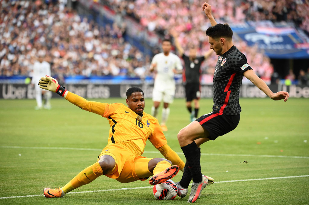 Sementara tim tamu juga mengancam pada menit ke-17 melalui Josip Brekalo, namun peluang tersebut juga belum berbuah gol.