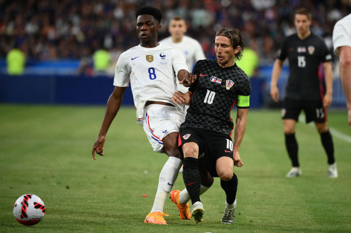 Deschamps membuat dua perubahan pada babak pertama, memasukkan Aurelien Tchouameni untuk menggantikan Boubacar Kamara di lini tengah, dan Benjamin Pavard untuk Jules Kounde di sayap kanan pertahanan.