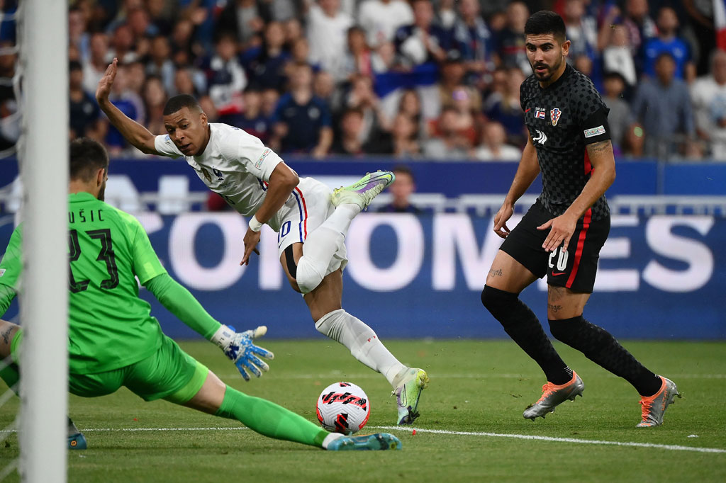 Mbappe memiliki beberapa peluang lagi, salah satunya pada menit ke-60 yang lagi-lagi dapat diselamatkan Ivica Ivusic. Tidak ada tambahan gol hingga laga usai.