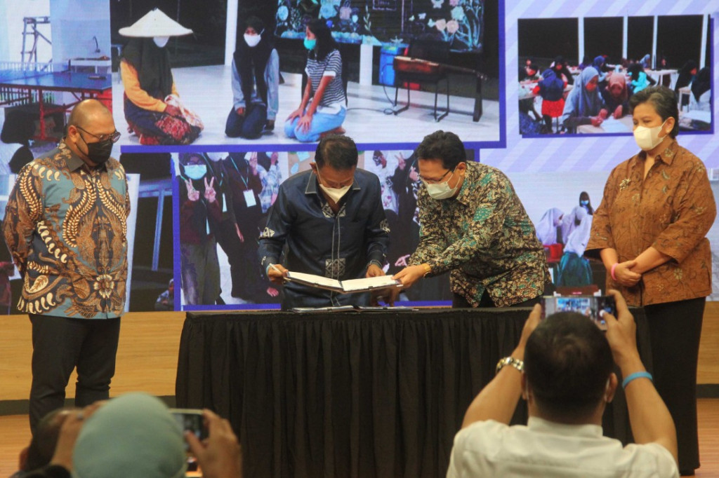 Yayasan Sukma menandatangani nota kesepahaman untuk memberi beasiswa bagi 125 siswa baru. Yayasan menggandeng Pemerintah Daerah Sulawesi Tengah, PT MIFA Bersaudara, dan PT Bara Energi Lestari.