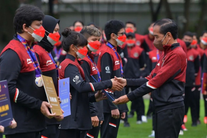 Presiden Joko Widodo menerima kontingen Indonesia yang telah berjuang di SEA Games ke-31 di Vietnam, sekaligus menyerahkan bonus apresiasi bagi para atlet dan para pelatih. Acara tersebut digelar di halaman Istana Merdeka, Jakarta, Senin, 13 Juni 2022, pagi.