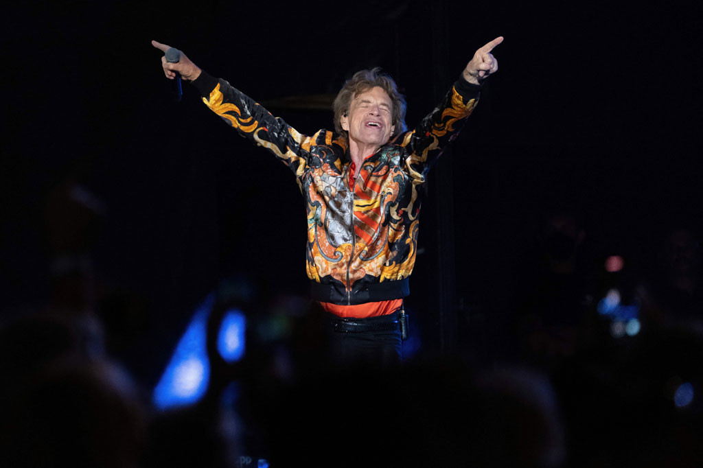 Jagger yang sudah mendapat vaksinasi covid pada April lalu memperkenalkan lagu baru Easy Sleazy yang direkam di rumah selama pembatasan wilayah akibat pandemi.