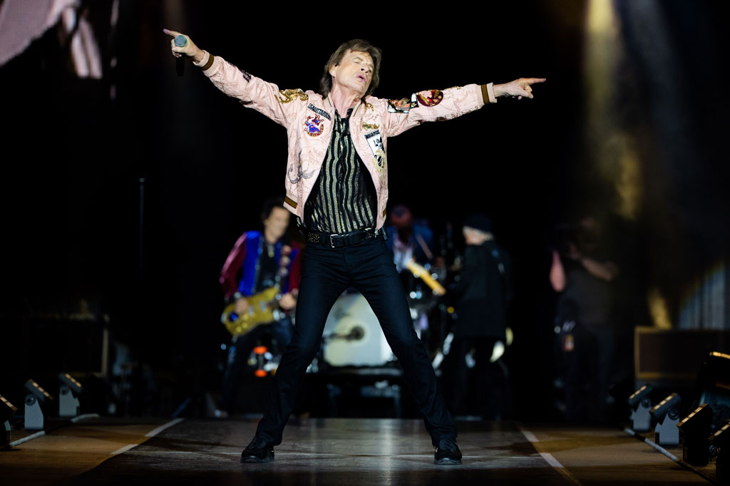 Pada bulan yang sama, mereka membawakan lagu klasik tahun 1969 You Can't Always Get What You Want dari rumah mereka.