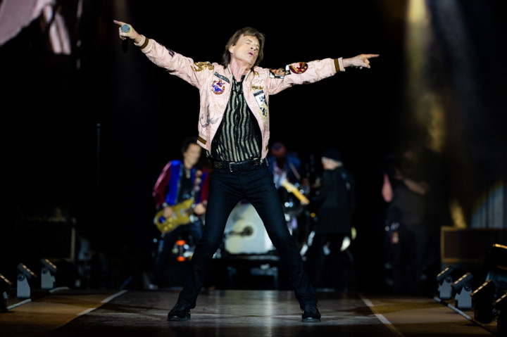 Pada bulan yang sama, mereka membawakan lagu klasik tahun 1969 You Can't Always Get What You Want dari rumah mereka.