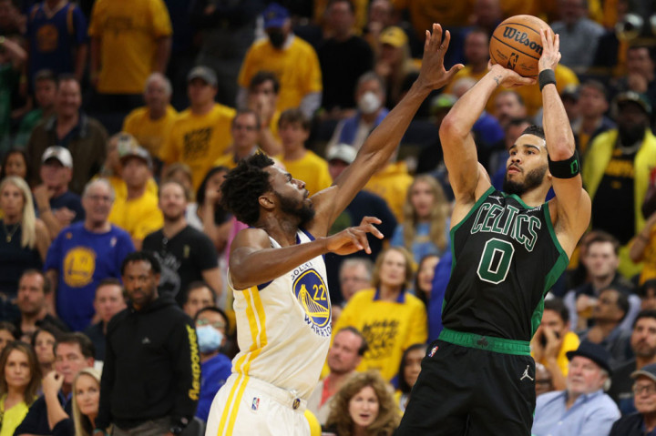 Jayson Tatum menjadi penampil terbaik Celtics dengan 27 poin dan 10 rebound, diikuti oleh Marcus Smart yang mencetak 20 poin, Jaylen Brown 18 poin, dan Robert Williams III 10 poin.