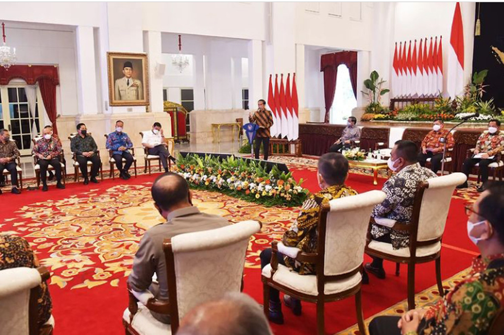 Presiden Joko Widodo merasa geram karena belanja pemerintah pusat, yakni kementerian/lembaga hingga pemerintah daerah masih didominasi oleh produk impor, meskipun ada 842 produk yang dapat sebagai substitusi dan bisa dibeli lewat e-katalog.