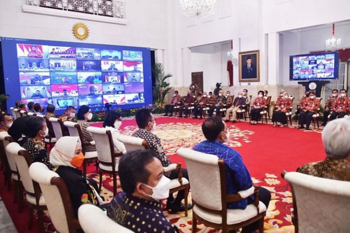 Oleh sebab itu, Kepala Negara meminta Aparat Pengawasan Intern Pemerintah (APIP) dan Badan Pengawasan Keuangan dan Pembangunan (BPKP) untuk terus mengawal agar produk dalam negeri dapat mendominasi belanja pemerintah pusat dan daerah.