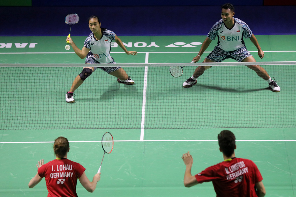 Pebulu tangkis ganda campuran Indonesia, Rehan Naufal Kusharjanto/Lisa Ayu Kusumawati berusaha mengembalikan kok ke arah pasangan ganda campuran Jerman Mark Lamsfuss/Isabel Lohau pada pertandingan babak 32 besar Indonesia Open 2022 di Istora Senayan, Jakarta, Selasa, 14 Juni 2022.