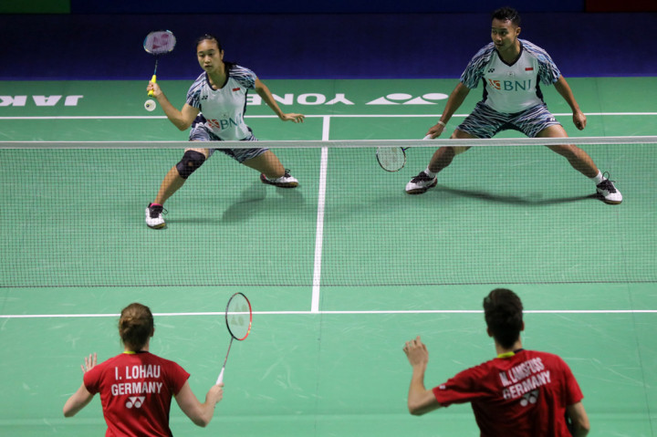 Pebulu tangkis ganda campuran Indonesia, Rehan Naufal Kusharjanto/Lisa Ayu Kusumawati berusaha mengembalikan kok ke arah pasangan ganda campuran Jerman Mark Lamsfuss/Isabel Lohau pada pertandingan babak 32 besar Indonesia Open 2022 di Istora Senayan, Jakarta, Selasa, 14 Juni 2022.