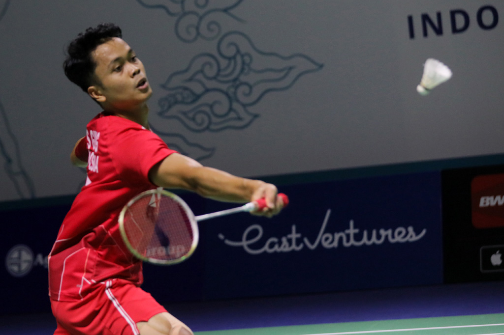 Anthony Sinisuka Ginting melaju ke babak 16 besar Indonesia Open 2022 setelah mengalahkan Tommy Sugiarto.