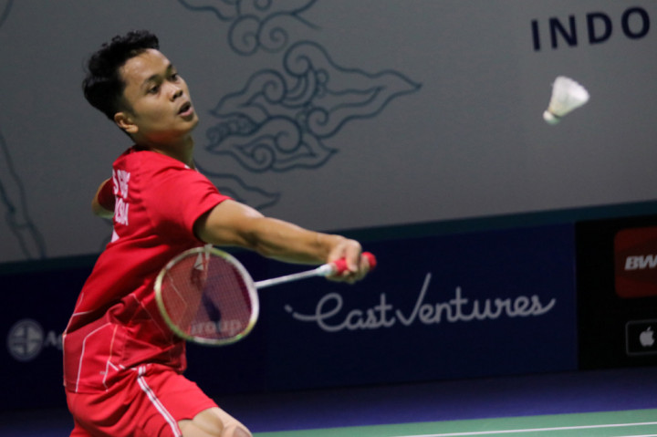 Anthony Sinisuka Ginting melaju ke babak 16 besar Indonesia Open 2022 setelah mengalahkan Tommy Sugiarto.