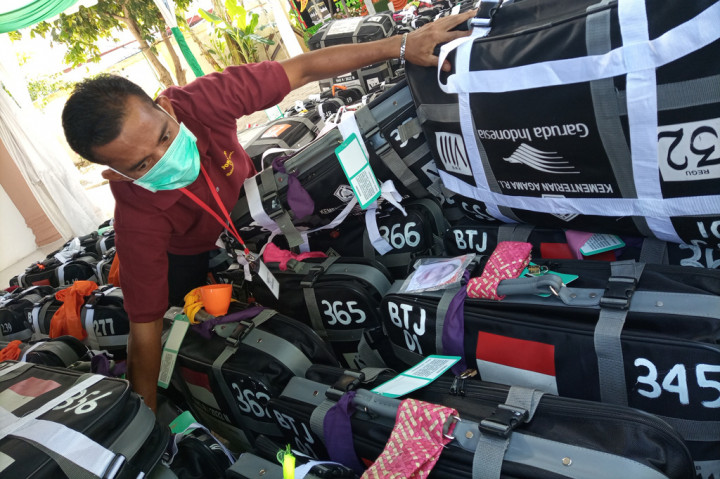 Kanwil Kementerian Agama Provinsi Aceh, Iqbal mengatakan, untuk kloter 1 yang telah masuk asrama Selasa, 14 Juni 2022, pukul 08.00 WIB ini, diisi 393 orang, terdiri dari Kota Banda Aceh 187, Aceh Besar 70, Aceh Utara 57, Pidie Jaya 54, dan Kota Sabang 19.