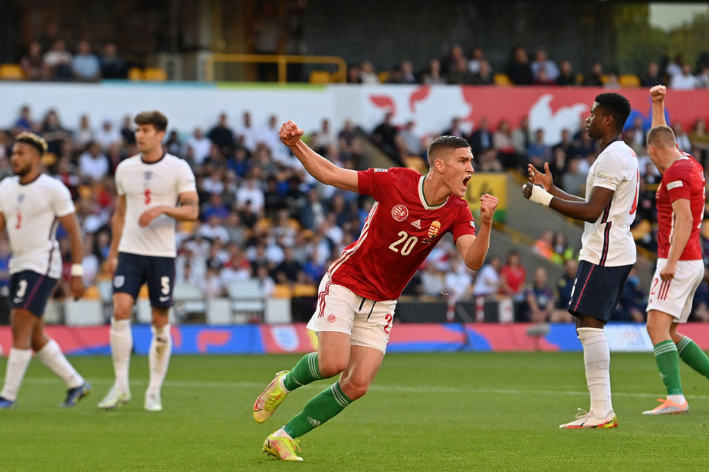 Hungaria unggul lebih dulu pada menit ke-16. Gol berawal saat Roland Salai menerima bola dari Adam Lang, sebelum kemudian melepaskan tendangan kaki kanan yang menjebol gawang Inggris. Skor 1-0 bertahan hingga jeda.