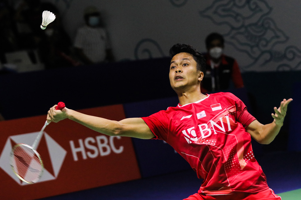 Anthony Sinisuka Ginting melaju ke babak 16 besar Indonesia Open 2022 setelah melewati pertandingan melawan sesama tunggal putra tuan rumah Tommy Sugiarto di Istora Gelora Bung Karno, Senayan Jakarta, Selasa, 14 Juni 2022.  