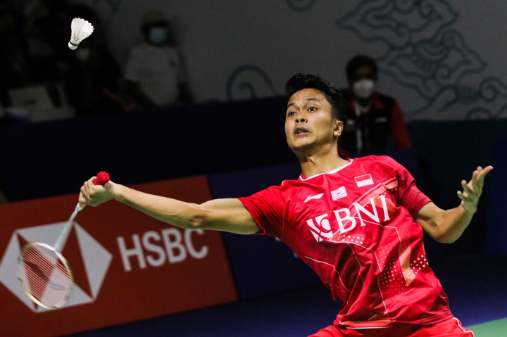 Anthony Sinisuka Ginting melaju ke babak 16 besar Indonesia Open 2022 setelah melewati pertandingan melawan sesama tunggal putra tuan rumah Tommy Sugiarto di Istora Gelora Bung Karno, Senayan Jakarta, Selasa, 14 Juni 2022.  
