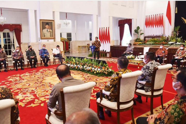 Presiden Joko Widodo merasa geram karena belanja pemerintah pusat, yakni kementerian/lembaga hingga pemerintah daerah masih didominasi oleh produk impor, meskipun ada 842 produk yang dapat sebagai substitusi dan bisa dibeli lewat e-katalog.
