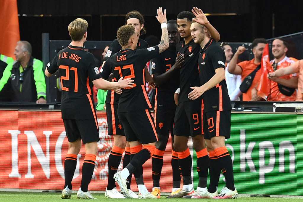 Berselang enam menit, De Oranje menggandakan keunggulannya. Kali ini lewat aksi individu Caody Gakpo yang merangsek ke lini pertahanan Wales sebelum akhirnya pemain PSV Eindhoven itu melepaskan tendangan keras kaki kanan yang menghujam gawang Wayne Hennessey.