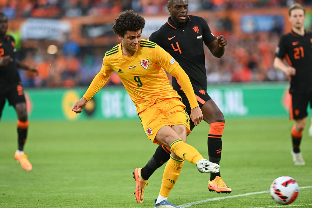 Tertinggal dua gol, Wales bereaksi dan mampu memperkecil ketertinggalan menjadi 1-2 pada menit 26 setelah umpan Harry Wilson dimaksimalkan tendangan kaki kanan Brennan Johnson.