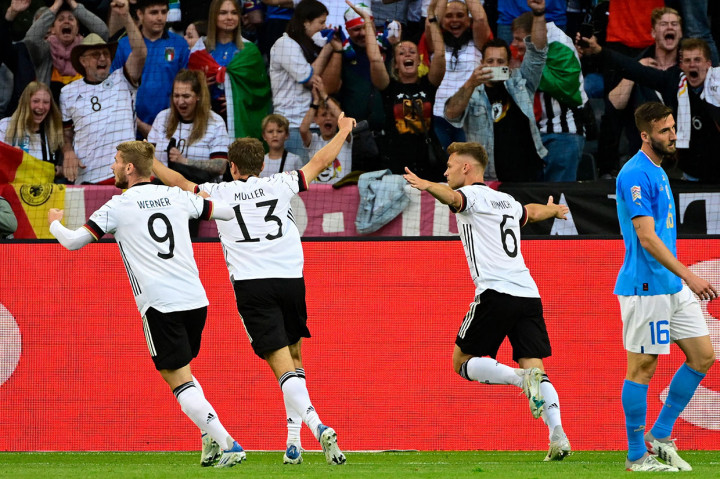 Jerman membuka keunggulan saat pertandingan baru berjalan 10 menit setelah umpan silang David Raum dimanfaatkan dengan baik oleh tendangan kaki kiri Joshua Kimmich untuk membobol gawang Italia yang dijaga oleh Gianluigi Donnarumma.