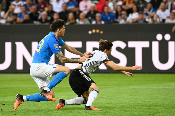 Pada tambahan waktu babak pertama, Jerman mendapatkan hadiah tendangan penalti setelah bek Italia Alessandro Bastoni melakukan pelanggaran kepada Jonathan Hoffman.