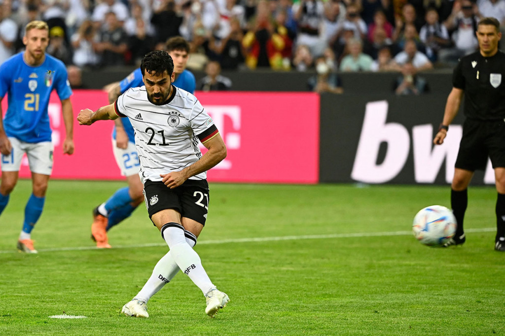 Ilkay Gundogan yang maju sebagai algojo sukses melaksanakan tugasnya dengan melepaskan tendangan ke tengah gawang untuk mengelabui Donnarumma yang melompat ke arah kiri. Skor 2-0 untuk keunggulan Jerman menutup babak pertama.