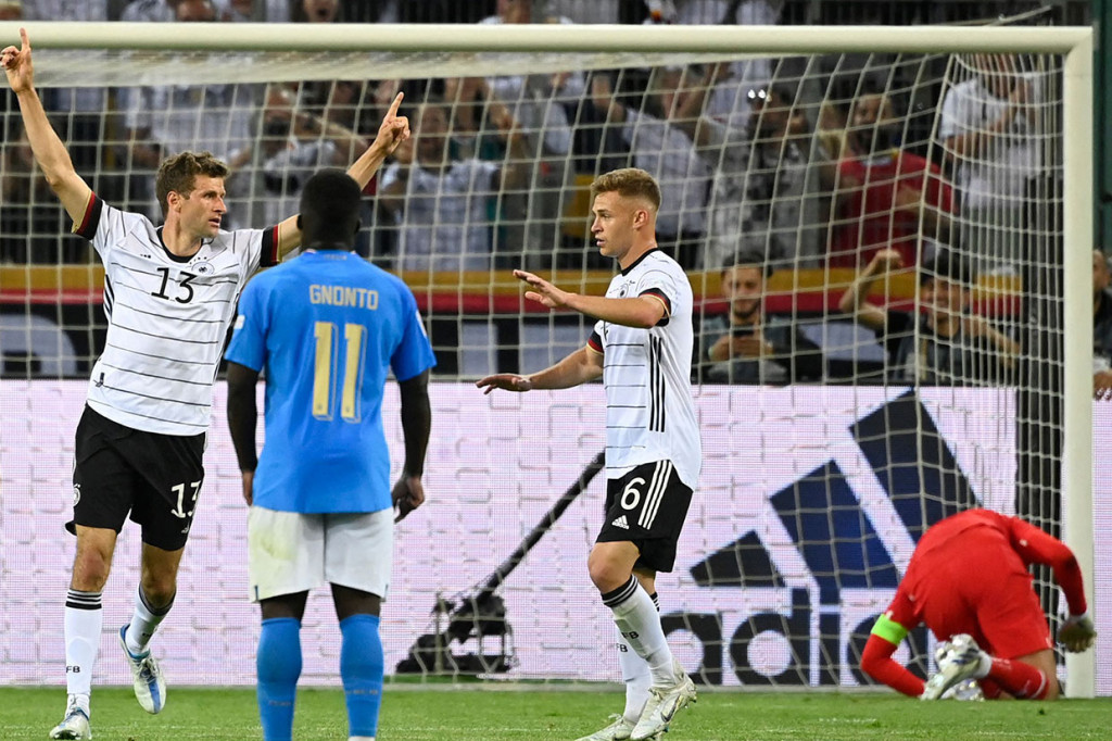 Baru enam menit jalannya babak kedua, Thomas Mueller membawa Jerman unggul 3-0, memanfaatkan kesalahan lini belakang Italia dan selanjutnya pemain Bayern Muenchen tersebut melepaskan tendangan keras dengan kaki kanannya.