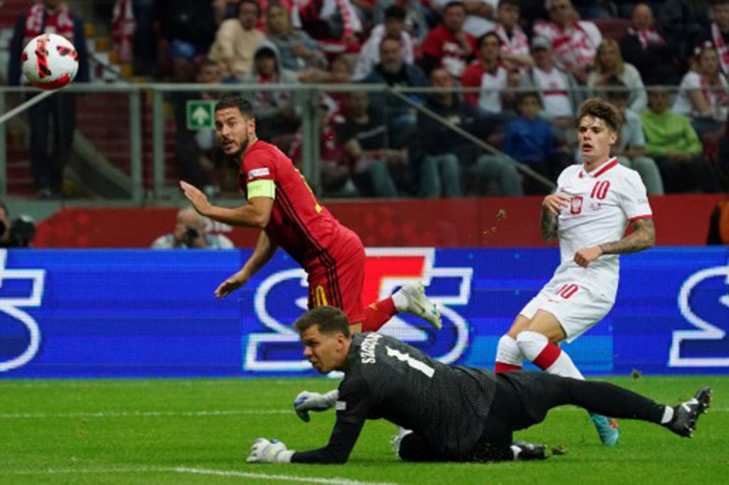 Belgia kembali memberikan tekanan kepada Polandia setelah Eden Hazard membobol gawang dari Szczesny, namun gol tersebut dianulir wasit karena offside.
