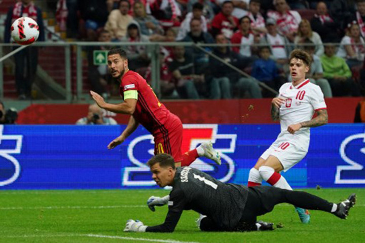 Belgia kembali memberikan tekanan kepada Polandia setelah Eden Hazard membobol gawang dari Szczesny, namun gol tersebut dianulir wasit karena offside.