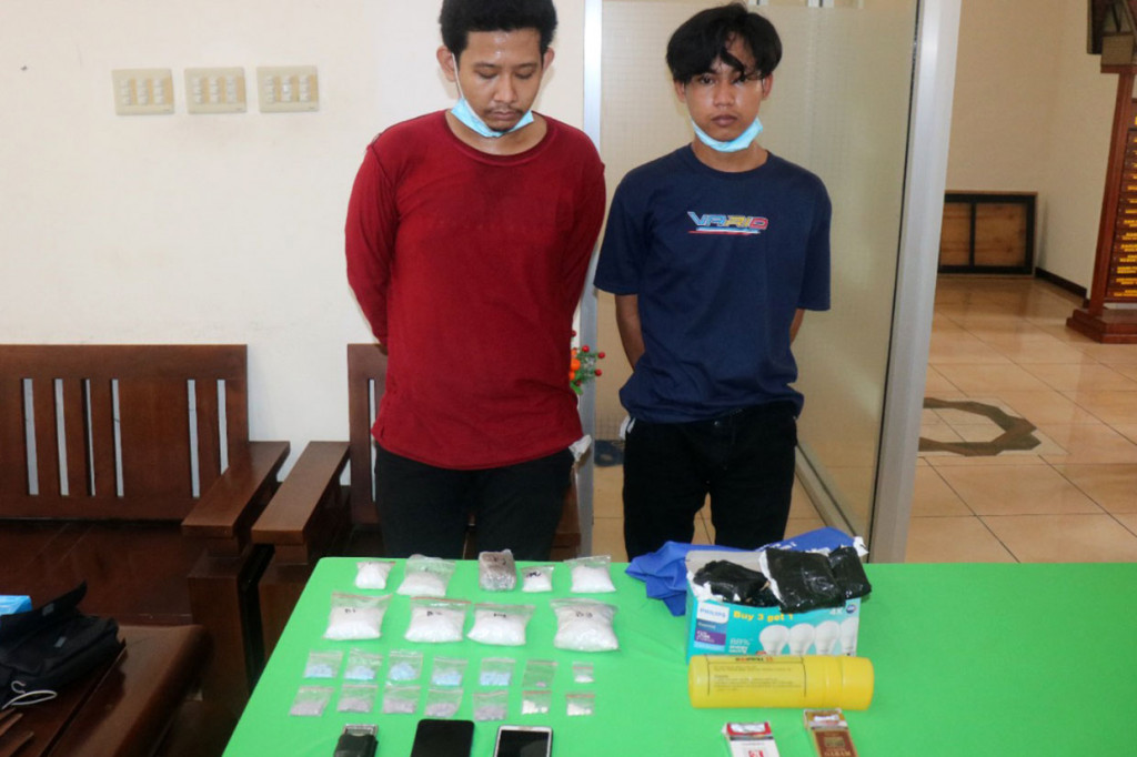 Dua tersangka dan barang bukti narkoba dihadirkan pada konferensi pers di Madiun, Jawa Timur. Jajaran Kanwil Kemenkumham Jawa Timur menggagalkan upaya pengiriman sepuluh paket narkotika berbagai jenis ke Lapas Pemuda IIA Madiun.