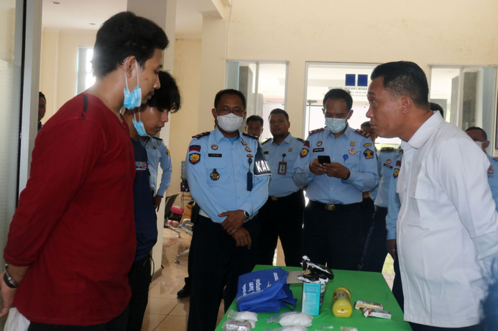 Selain sabu, barang bukti yang diamankan dari dua tersangka berupa ganja 60 gram, pil ekstasi 100 butir, dan pil double L 20 butir. Juga lengkap dengan timbangan elektrik, plastik klip, lakban warna coklat dan gunting.
