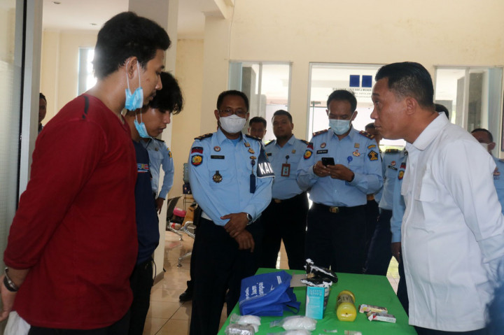 Selain sabu, barang bukti yang diamankan dari dua tersangka berupa ganja 60 gram, pil ekstasi 100 butir, dan pil double L 20 butir. Juga lengkap dengan timbangan elektrik, plastik klip, lakban warna coklat dan gunting.