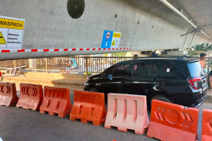 Sejumlah pengendara motor melintas di bawah box girder proyek Kereta Cepat Jakarta-Bandung yang melintas di atas Jembatan Antelope di Curug, Bekasi, Jawa Barat, Rabu, 15 Juni 2022.