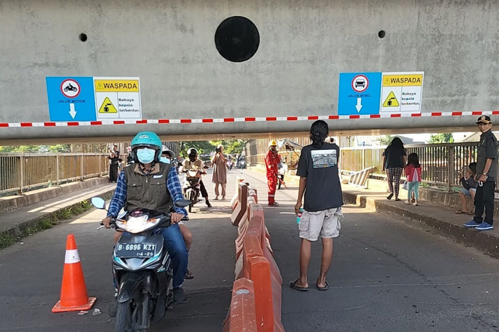 Akibat pemasangan girder proyek kereta cepat dan jembatan pengganti yang belum selesai pengerjaannya menyebabkan jalan tersebut hanya dapat dilalui kendaraan dengan ketinggian maksimal 1,7 meter hingga 10 Agustus 2022.