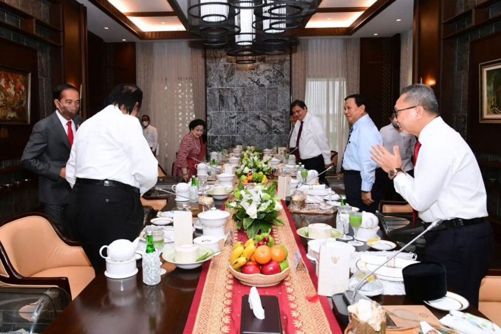 Suasana akrab tampak saat Presiden Joko Widodo menerima para ketua umum partai politik koalisi pemerintah di Istana Kepresidenan Jakarta, Rabu, 15 Juni 2022. “Apa kabar? Sehat semua?” sapa Presiden saat tiba di Presidential Lounge.