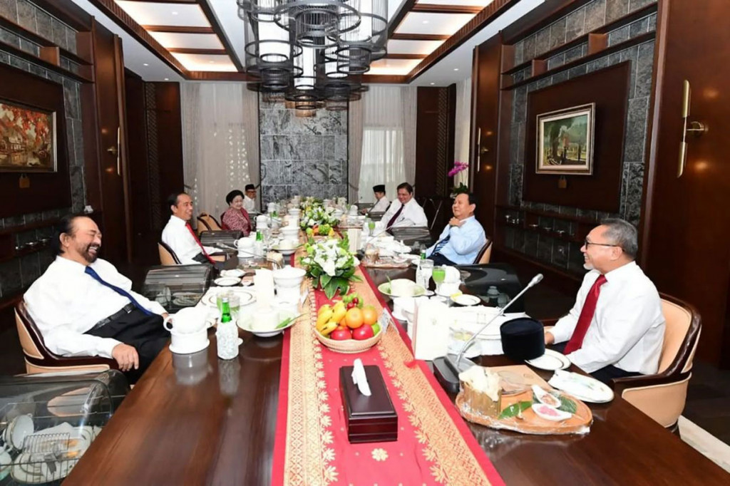 Pertemuan berlangsung hangat dan dalam suasana penuh keakraban. Presiden Jokowi dan para ketua umum parpol pun berbincang-bincang, diselingi tawa.