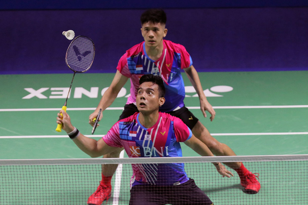 Pebulu tangkis ganda putra Indonesia, Pramudya Kusumawardana/Yeremia Erich Yoche Yacob Rambit mengembalikan kok ke arah pasangan Ingris Ben Lane/Sean Vendy pada babak 32 besar Indonesia Open 2022, di Istora Senayan, Rabu, 15 Juni 2022.