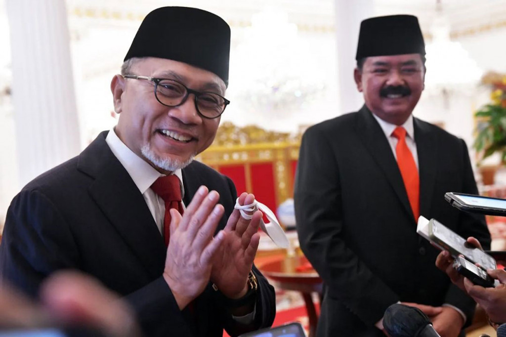 Zulkifli Hasan merupakan Ketua MPR periode 2014-2019, yang juga Ketua Umum Partai Amanat Nasional (PAN). Ia menjadi Menteri Perdagangan menggantikan Muhammad Lutfi. Sementara itu, Hadi Tjahjanto merupakan Panglima TNI periode 2017-2021. Ia ditunjuk sebagai Menteri ATR/Kepala BPN menggantikan Sofyan Djalil.