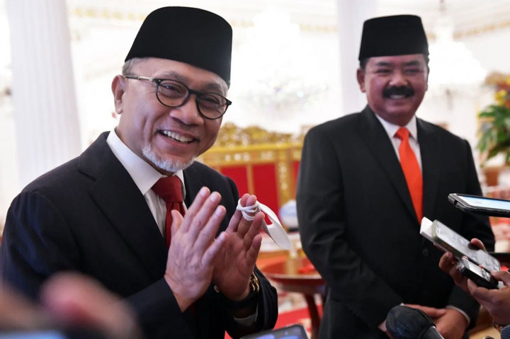 Zulkifli Hasan merupakan Ketua MPR periode 2014-2019, yang juga Ketua Umum Partai Amanat Nasional (PAN). Ia menjadi Menteri Perdagangan menggantikan Muhammad Lutfi. Sementara itu, Hadi Tjahjanto merupakan Panglima TNI periode 2017-2021. Ia ditunjuk sebagai Menteri ATR/Kepala BPN menggantikan Sofyan Djalil.