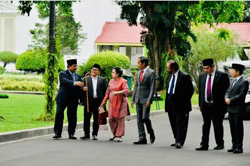 Jokowi berjalan kaki bersama Ketua Umum PDIP Megawati Soekarnoputri, Ketua Umum Partai Gerindra Prabowo Subianto, Ketua Umum Partai Golkar Airlangga Hartarto, Ketua Umum PKB Muhaimin Iskandar, Ketua Umum Partai Nasdem Surya Paloh, Ketua Umum PAN Zulkifli Hasan, dan Ketua Umum PPP Suharso Monoarfa.