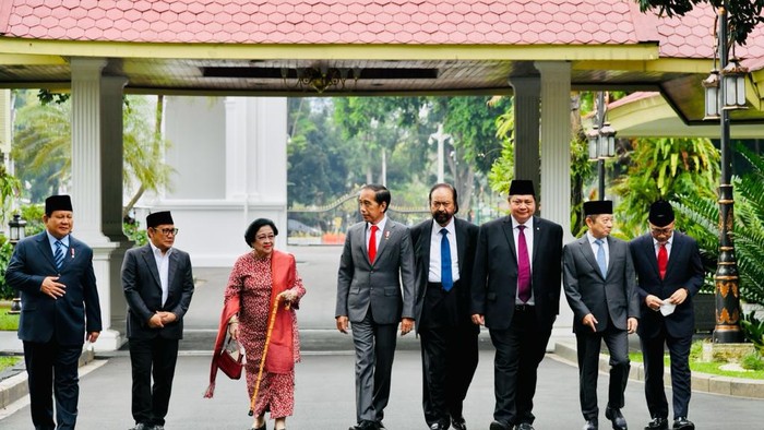 Nampak Jokowi berjalan sambil berbincang-bincang penuh keakraban dengan tujuh ketum parpol koalisi.
