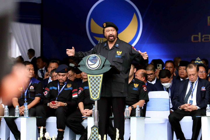 Ketua Umum DPP Partai NasDem Surya Paloh mengingatkan agar seluruh kadernya tidak terjebak polarisasi yang ada di masyarakat.