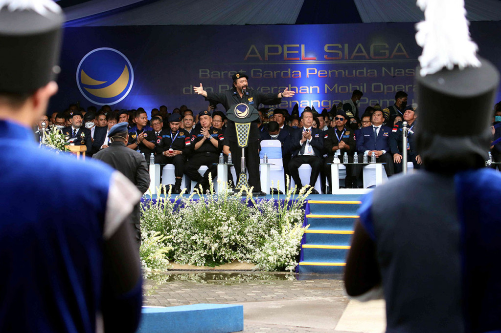 Menurut dia, sudah menjadi tugas seluruh masyarakat dalam menentukan maju atau mundurnya negeri ini. Dia juga mengingatkan agar menempatkan kepentingan negara dan nasional di atas kepentingan golongan.