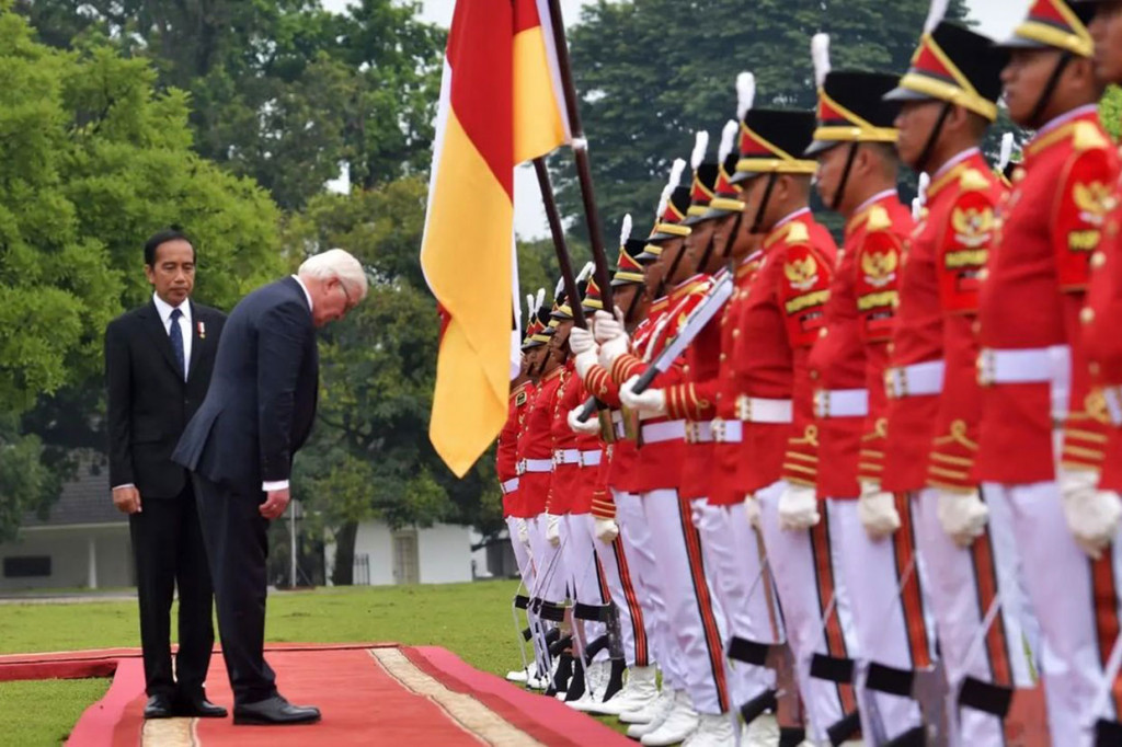 Presiden Joko Widodo (kiri) berjalan bersama Presiden Republik Federal Jerman Frank-Walter Steinmeier saat upacara penyambutan di Istana Bogor, Jawa Barat, Kamis, 16 Juni 2022.