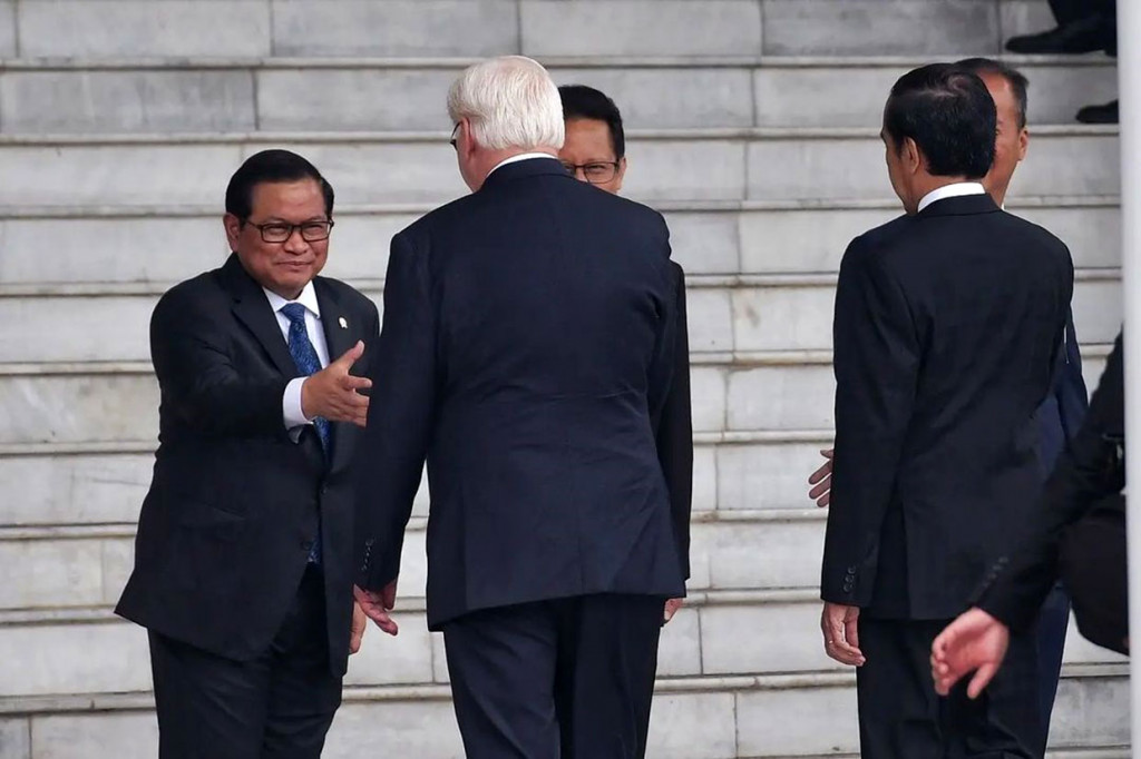 Kedua pemimpin selanjutnya memperkenalkan delegasi dari masing-masing negara yang turut hadir mengikuti upacara tersebut.