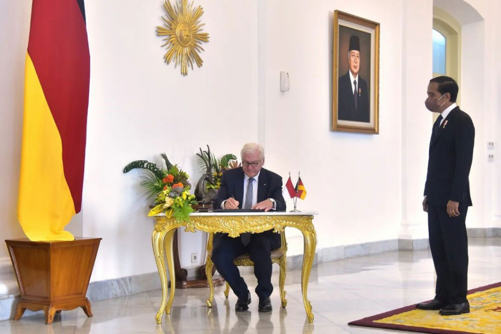 Setelah saling memperkenalkan delegasi masing-masing, Presiden Jokowi kemudian mengajak Presiden Frank-Walter berfoto bersama.