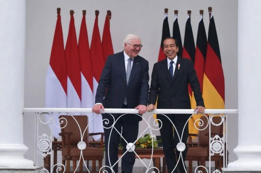 Presiden Joko Widodo (kanan) berbincang dengan Presiden Republik Federal Jerman Frank-Walter Steinmeier (kiri) di Istana Bogor. 