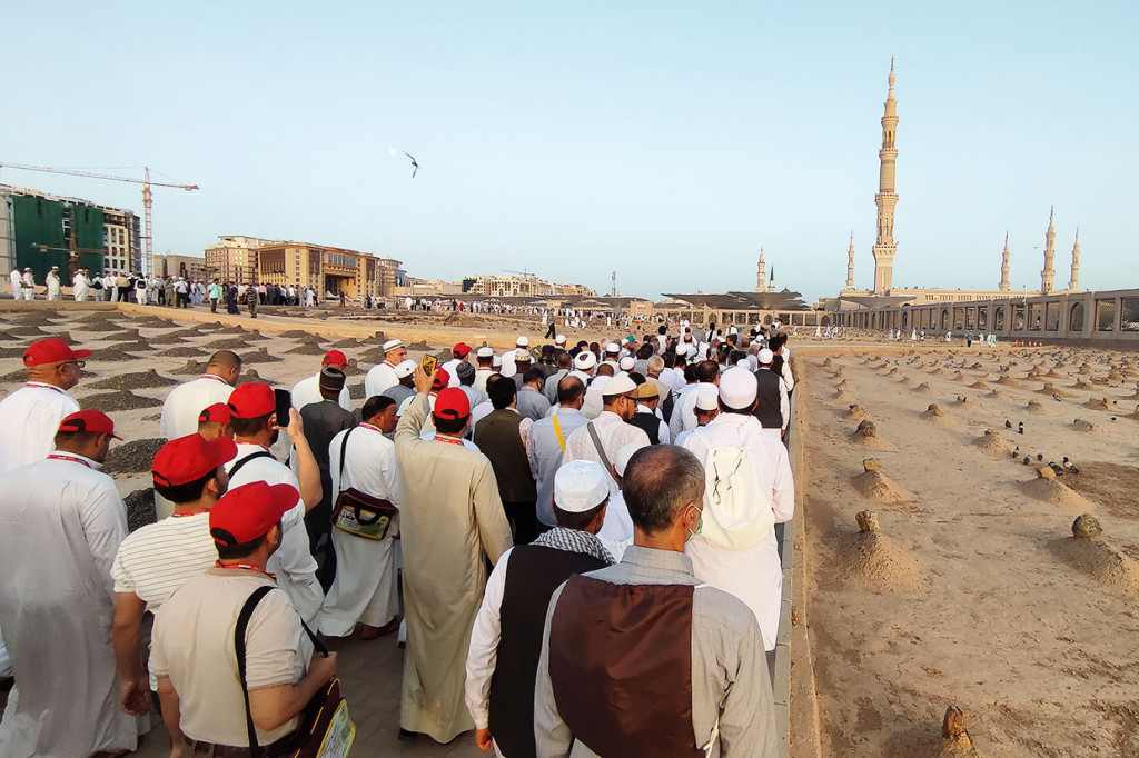 Jemaah calon haji dari berbagai negara berziarah ke Makam Baqi, Madinah, Arab Saudi, Kamis, 16 Juni 2022. Makam Baqi menjadi salah satu tujuan ziarah calon jemaah haji.