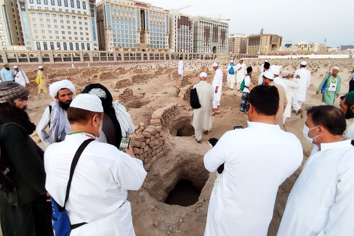 Jannatul-Baqi berarti Taman Surga, juga dikenal dengan nama Baqi al-Gharqad. Baqi berarti tanah di mana akar pohon yang berbeda ditanam dan al-Garqhad adalah nama dari sebuah pohon berduri (Boxthorn) yang berlimpah di Baqi. Pohon ini berjenis Lycium shawii (Bahasa Arab: Alaosaj) spesies dari Boxthorn.