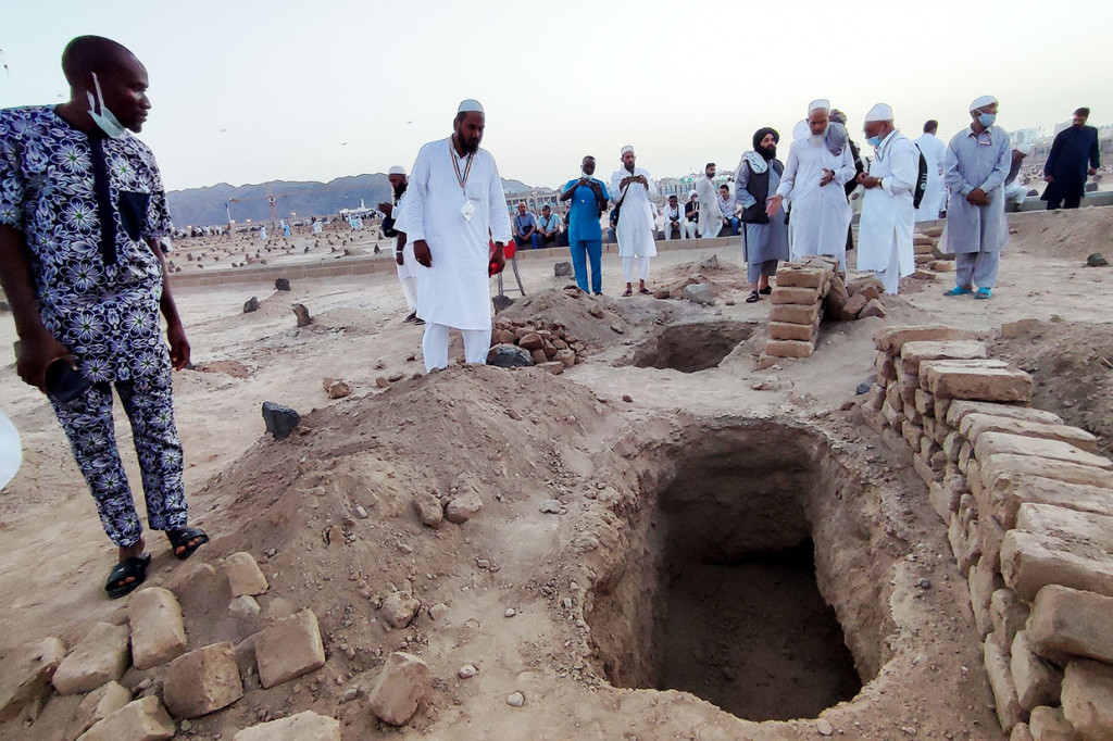 Sekitar 1.000 jenazah dimakamkan di Baqi, termasuk keluarga dan sahabat Nabi Muhammad. Sementara orang pertama yang dimakamkan di al-Baqi adalah As'ad bin Zurarah, sahabat Anshar yang meninggal tak lama setelah Nabi hijrah ke Madinah. Nabi memilih tempat untuk menjadi kuburannya.